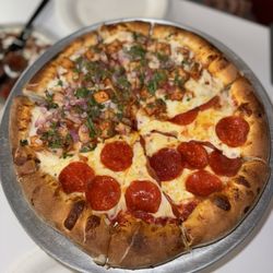 Mama Roscoe's Pizzeria - This pizza has 50% pepperoni pizza and 50% barbecue chicken, I recommend to only order the pepperoni pizza because it's the best flavor