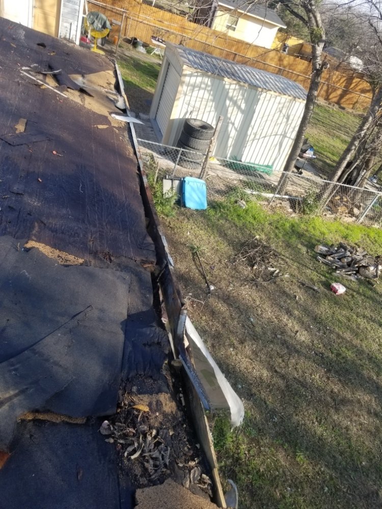 Slide of Kiaas Roofing