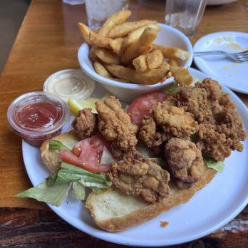 Fiddlers - Oyster Poboy - Seafood Near Me - St. Simons, Georgia