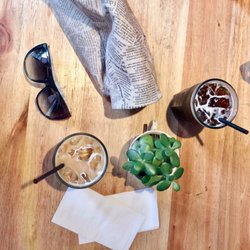 Adorado - Un latte ice coffee y un americano ice coffee.