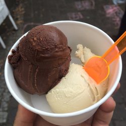 Matterhorn Eis - Schokoladen-Sorbet (mit Karamell und Fleur de Sel) und Pistazie*