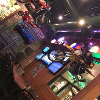 Quaker Steak & Lube - Dining area - American Near Me - Cincinnati, Ohio Quaker Steak & Lube - Dining area - American Near Me - Cincinnati, Ohio