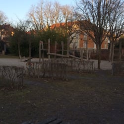 Spielplatz & Freizeitfläche - Schöne große Wiese mit Hügeln, Spielgeräten und Sitzbänken. Foto wurde im Winter aufgenommen.