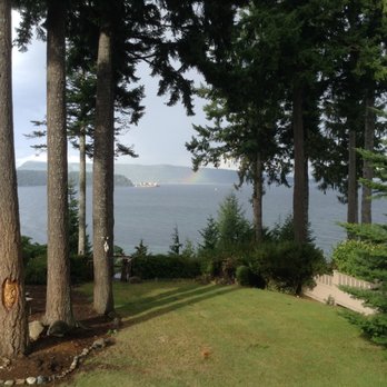 Oceanside Haven - Back yard - Vacation Rentals Near Me - Deep Bay, British Columbia
