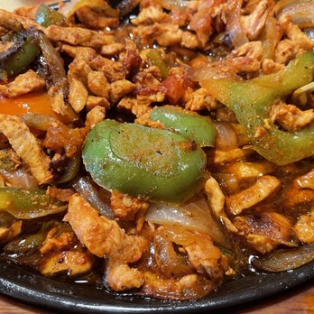 El Mariachi - a plate of chicken and peppers - Mexican Near Me - Johnston, Iowa