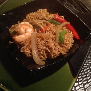 Sakura Marina - Tallarines (noodles con salsa yakisoba) - Sushi Bars Near Me - Tarragona, T