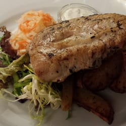 Restaurace Podolka - Grilované krůtí prso mě moc nenadchlo, příloha v podobě opečených brambůrek a mrkve o mnoho více.