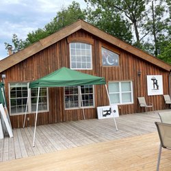Madrona Tasting Room - Outdoor seating