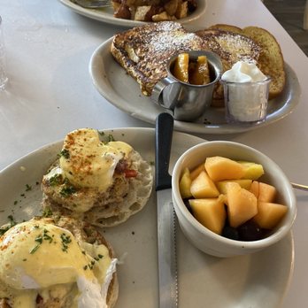 Sunset Grill - Eggs Benedict on crab cake - American Near Me - Fredericksburg, Texas