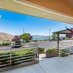 Best Western Topaz Lake Inn - Hotel Entrance
