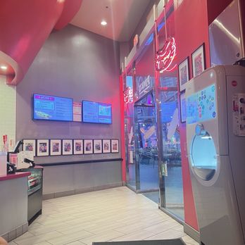 Pink's Hot Dogs - Ambiance - Hot Dogs Near Me - Universal City, California Pink's Hot Dogs - Ambiance - Hot Dogs Near Me - Universal City, California