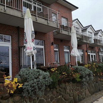 StrandHotel Seeblick - Hotelterrasse im Dezember direkt am Strand - Hotels Near Me - Heikendorf, SH