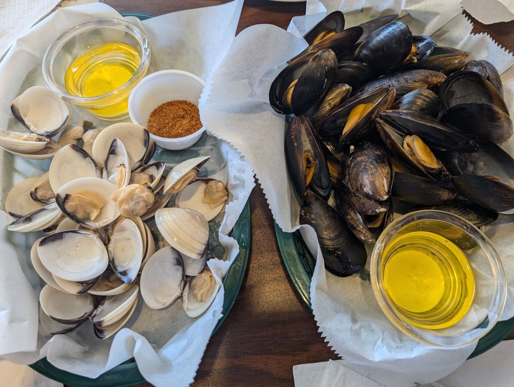 Clam Digger's Pub & Eatery Logo