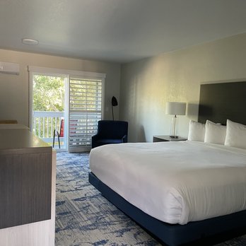Creekside Inn - King size bed - Hotels Near Me - Cambria, California Creekside Inn - King size bed - Hotels Near Me - Cambria, California