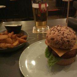 Goldene Rakete - Vegetarischer Burger "Chickpea Patty" aus Kichererbsen mit Wedges & Sourcream. Sehr lecker!