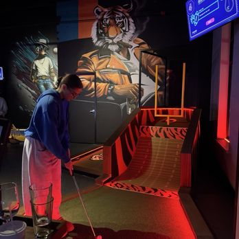 Par 3 - Mini Golf Near Me - Newport, Kentucky