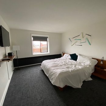 Hotel Leo - A very large bedroom too - Hotels Near Me - Bellingham, Washington