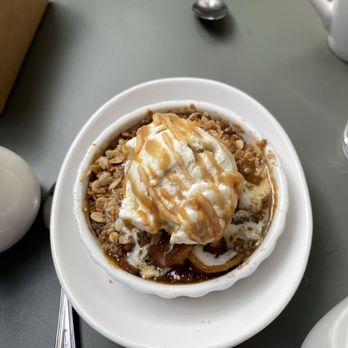 Robins Restaurant - Apple and pear caramel crisp - New American Near Me - Cambria, California Robins Restaurant - Apple and pear caramel crisp - New American Near Me - Cambria, California
