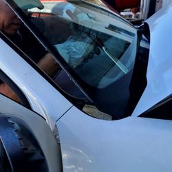 Service Auto Glass - Matt makes this looks so easy... which is what happens when you work with an expert..