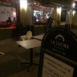 Restaurang La Cucina - Outside looking in, xmas time