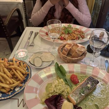 Waknine - Crab linguine. Salmon with legumes and a side of house fries - French Near Me - Paris, 75 Waknine - Crab linguine. Salmon with legumes and a side of house fries - French Near Me - Paris, 75
