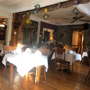 Auberge Baker - a dining room with tables and chairs - French Near Me - Château-Richer, Quebec Auberge Baker - a dining room with tables and chairs - French Near Me - Château-Richer, Quebec