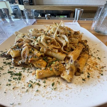 Cheese Bar - Onion and bacon Mac n cheese - Cheese Shops Near Me - Des Moines, Iowa