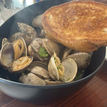 Broken Oar Oyster Bar - Steamed clams with white wine butter sauce - Wine Bars Near Me - Homer, Alaska Broken Oar Oyster Bar - Steamed clams with white wine butter sauce - Wine Bars Near Me - Homer, Alaska