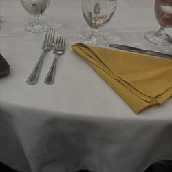 Executive Plaza Hotel - Coquitlam - It's been 3 hours since I ordered and they keep on giving me water very bad service