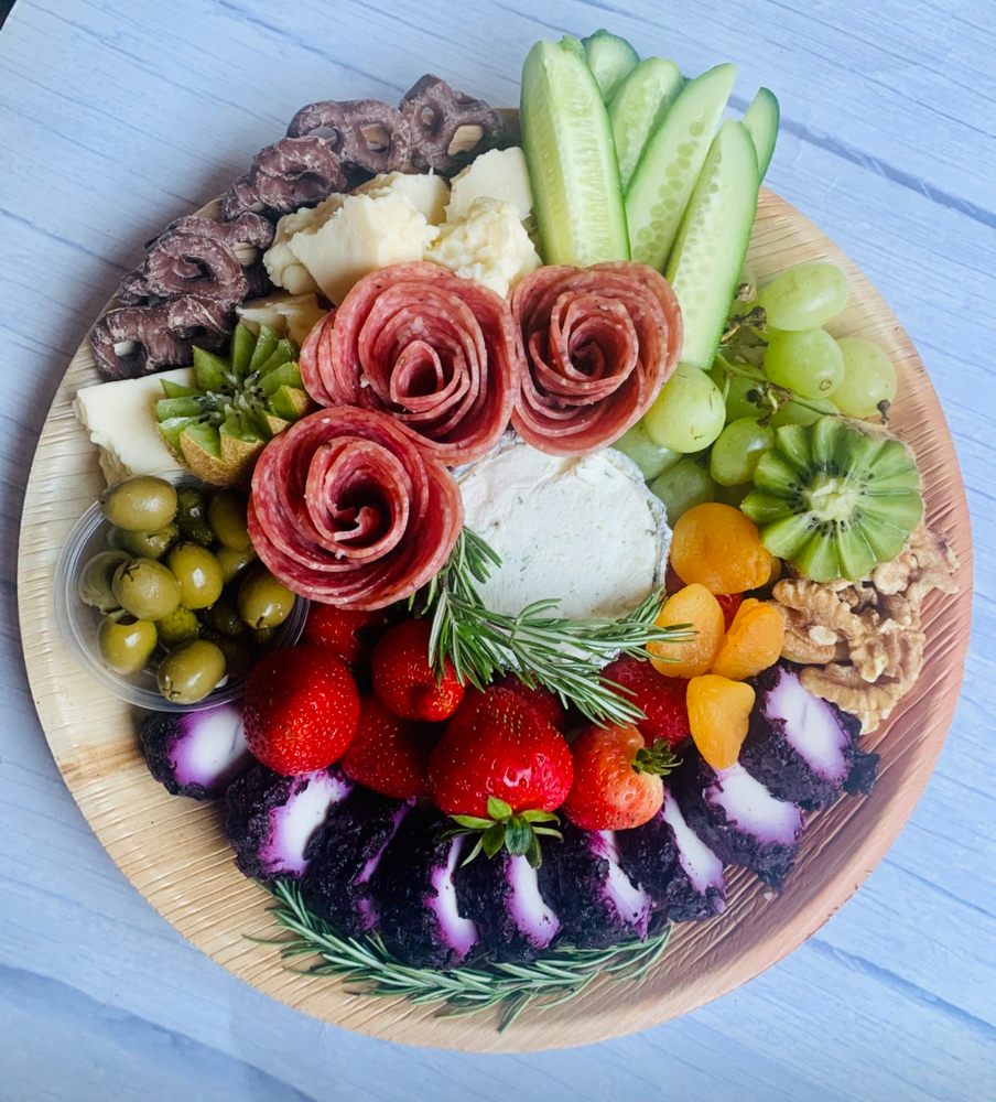 Platter and Boards by Elizabeth Logo