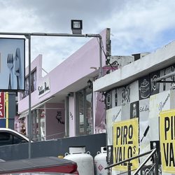 Pirovalo's - Rotulación exterior