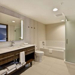 Home2 Suites by Hilton Kansas City KU Medical Center - Guest room bath