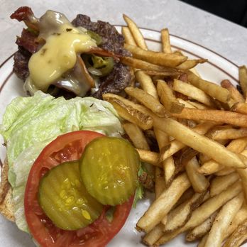 Country Skillet - Speciality burger - Diners Near Me - Adrian, Michigan