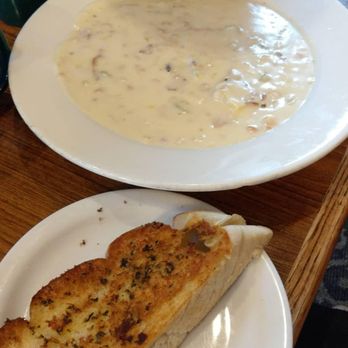 Grizzly Cafe - Delicious clam chowder bowl with garlic bread - American Near Me - Wrightwood, California Grizzly Cafe - Delicious clam chowder bowl with garlic bread - American Near Me - Wrightwood, California