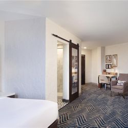 Hotel Royer Urbana Champaign, Tapestry Collection by Hilton - Guest room