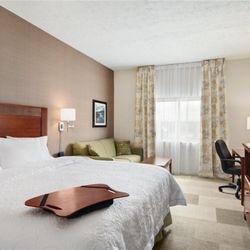 Hampton Inn Colchester - Guest room
