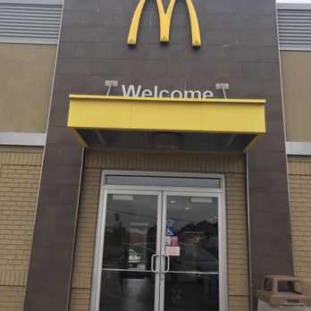 McDonald's - the entrance to the restaurant - Fast Food Near Me - Baton Rouge, Louisiana