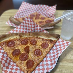 Pepperoni pizza Pepperoni pizza