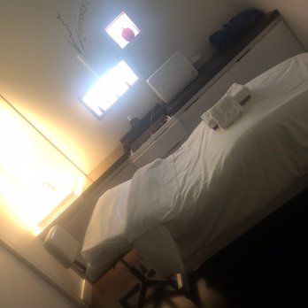 Clarins Skin Spa - Day Spas Near Me - Laval, Quebec