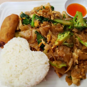 Thai Curry - Pad See Ew with light crisp egg roll and a heart of white rice. - Thai Near Me - Paramount, California Thai Curry - Pad See Ew with light crisp egg roll and a heart of white rice. - Thai Near Me - Paramount, California
