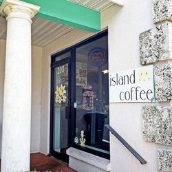 Venice Island Coffee Cafe - Entry is inviting but once inside, it was not welcoming.