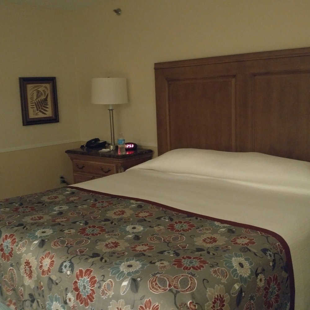 InnSeason Resorts the Falls At Ogunquit - King sized bed - Hotels Near Me - Ogunquit, Maine InnSeason Resorts the Falls At Ogunquit - King sized bed - Hotels Near Me - Ogunquit, Maine