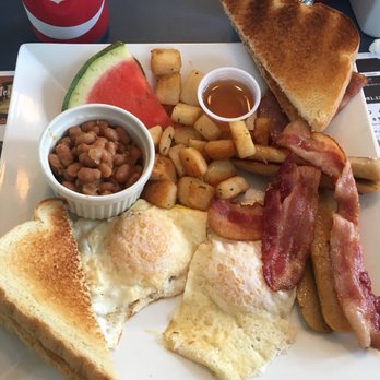 Restaurant Madorick - Spécial Maverick 2 œufs bacon saucisse jambon bean toasts fruits 9.95$ - Breakfast & Brunch Near Me - Duhamel, Quebec
