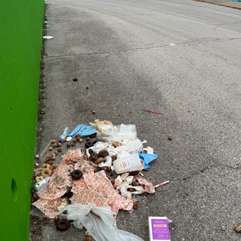 Dunkin' - Dunkins trash - Donuts Near Me - Raytown, Missouri