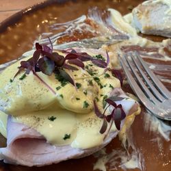 Wellington's Cafe - Eggs Benedict