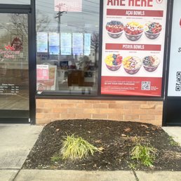 the front of a fast food restaurant the front of a fast food restaurant