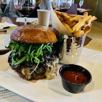 Vina Robles  - Vina burger - Wineries Near Me - Paso Robles, California