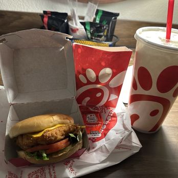Chick-fil-A - Chick-fil-A Deluxe Sandwich large fry 1/2 Lemonade 1/2 Diet Lemonade - Fast Food Near Me - Glendale, Colorado
