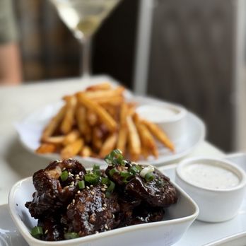 Willi's Wine Bar - Boneless wings and Nashville hot fries - Wine Bars Near Me - Santa Rosa, California Willi's Wine Bar - Boneless wings and Nashville hot fries - Wine Bars Near Me - Santa Rosa, California