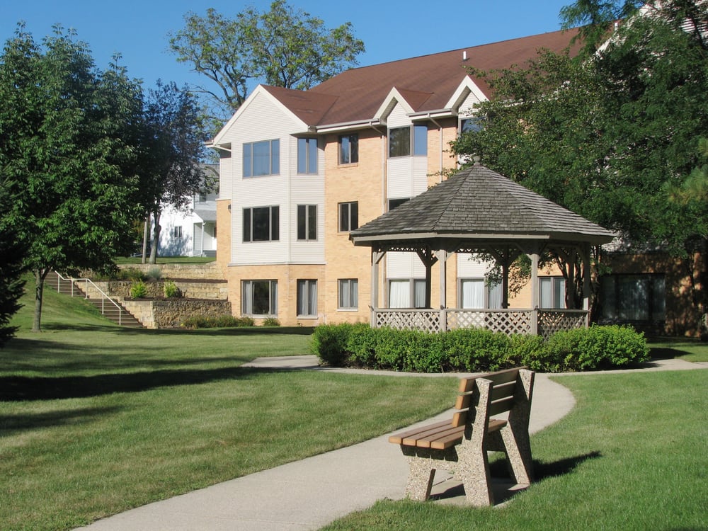 PINECREST COMMUNITY Updated June 2024 414 S Wesley Ave, Mount